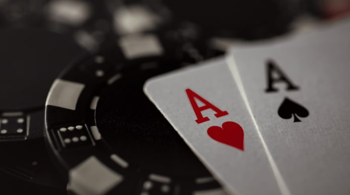 sapta77 mobile app showing live football markets and casino table options